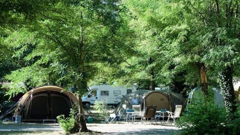 Emplacement de camping Ardèche proche rivière